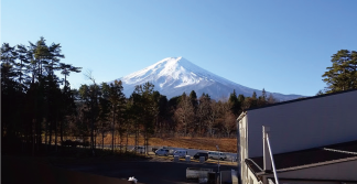 工場から臨む富士山